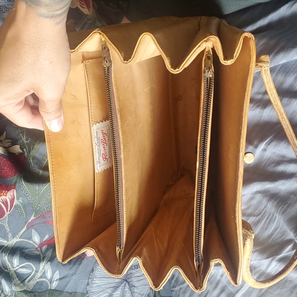 Leather Hand tooled boho bag. 1970s beautiful design. Great festival bag. - Picture 6 of 6